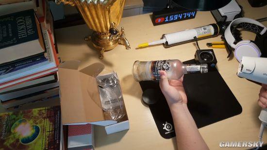 俄罗斯玩家打造伏特加“酒冷”PC 一瓶下去性能更彪悍了