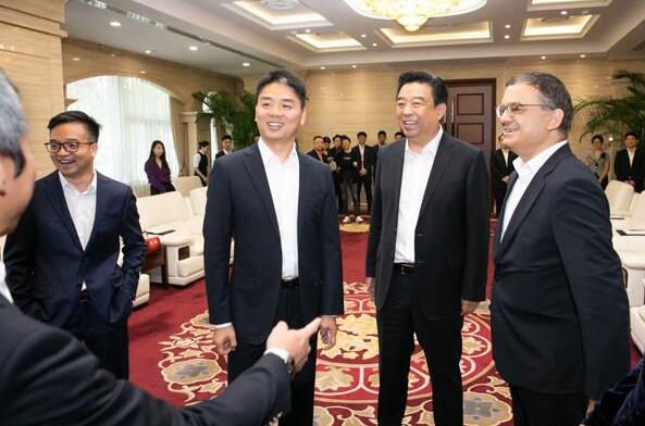 刘强东性侵风波后首次现身:意气风发