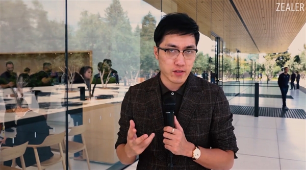 王自如现场上手iPhone XS/XR：吐槽高价和命名方式