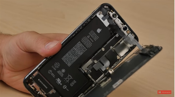 老外抢先发布iPhone XS真机拆解：电池果然比iPX容量缩水
