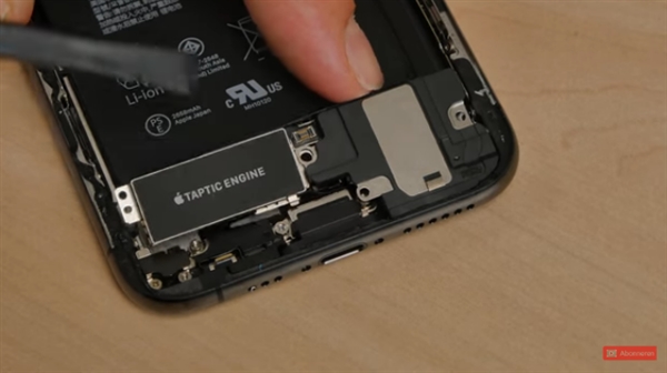 老外抢先发布iPhone XS真机拆解：电池果然比iPX容量缩水