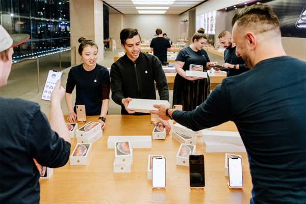 库克晒新iPhone/Watch 4首发现场图：好不热闹