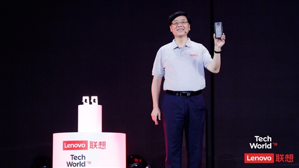 联想CEO杨元庆展示全球首款5G手机：已提前布局5G