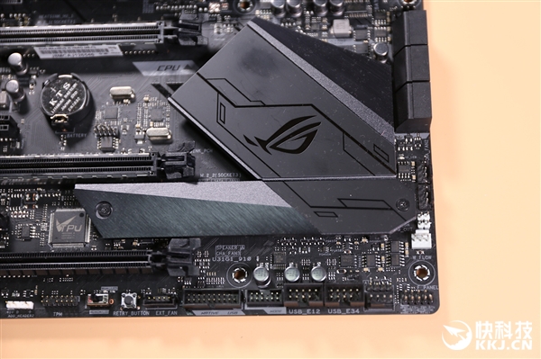 7999元 华硕ROG MAXIMUS XI EXTREME主板图赏