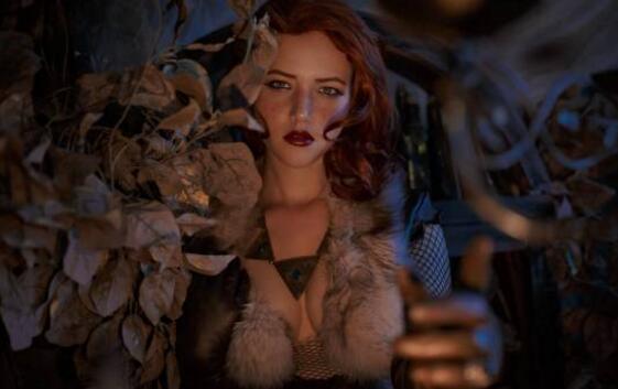 俄妹COS《巫师》特莉丝 酥胸微露半球撩人