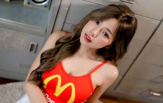 笑容甜美的E杯正妹 来自泰国的顶级嫩模美照