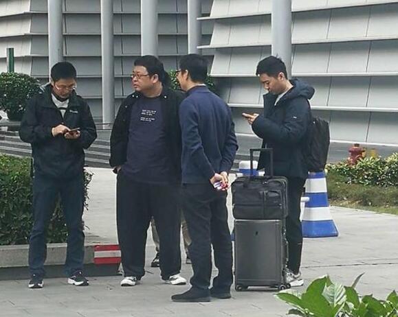 锤子科技陷入负面传言风波:罗永浩现身中国移动南方基地