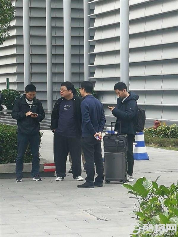 锤子科技陷入负面传言风波：罗永浩现身中国移动南方基地