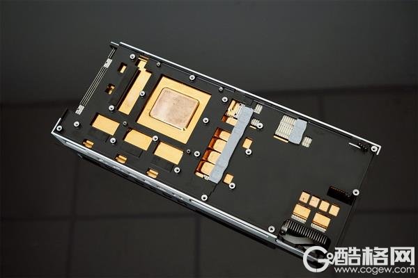 7nm“真香”登场！ AMD Radeon VII显卡图赏