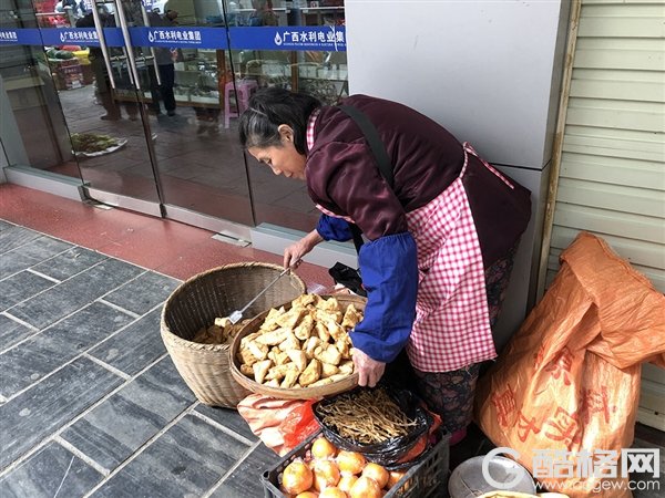 00后大学生调研中国“小生意”：9成店主用上移动支付