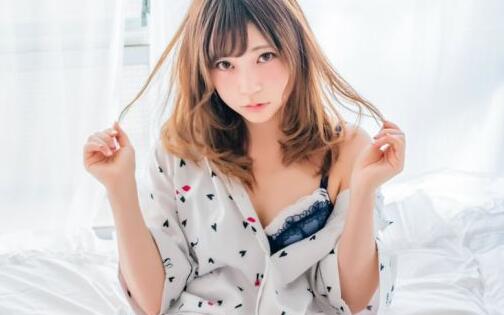 姿势撩人心跳加速 贫乳美臀的小只马樱花妹