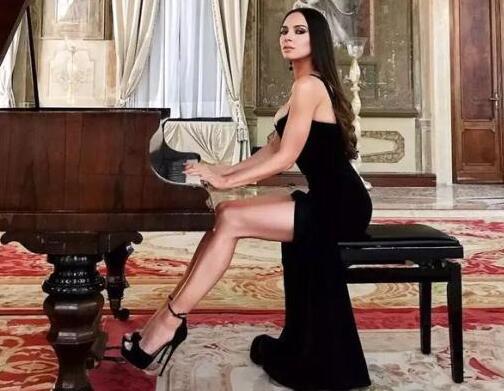 性感高跟配迷你裙 她是全球最辣的女钢琴家！