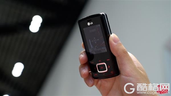 LG“一碰你就脸红”的巧克力手机：13年后依旧让人心动