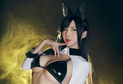韩妹COS《碧蓝航线》泳装爱宕 黑丝胶衣有点东西
