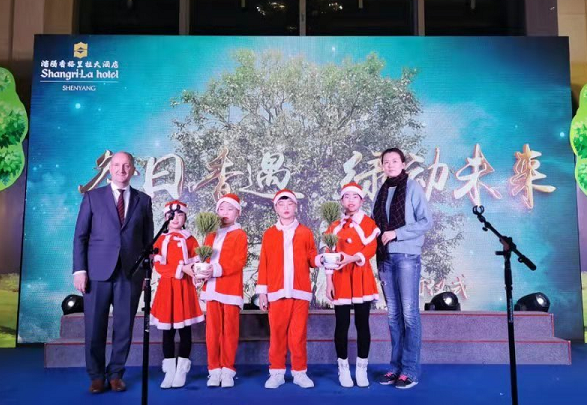 ​ 沈阳香格里拉大酒店开启“冬日香遇，绿动圣诞”圣诞点灯仪式