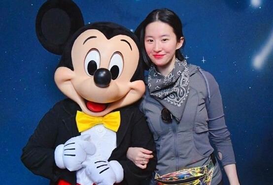 《花木兰》女主刘亦菲晒与“老板”合照：素颜出镜 面色红润