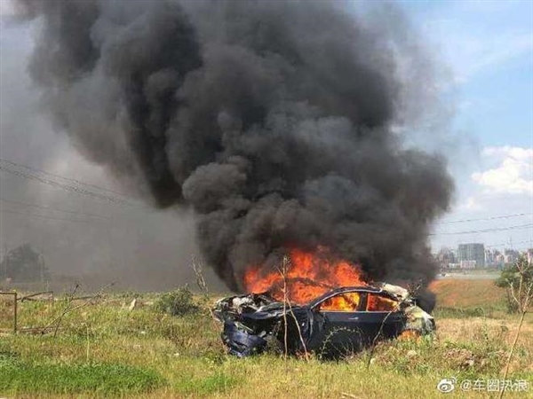 网传Model 3自动加速 刹车失灵后碰撞起火！特斯拉官方回应