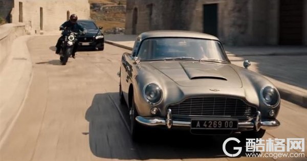 《007：无暇赴死》曝新剧照：邦德和M相谈甚欢 主角座驾亮了