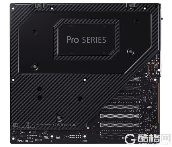 AMD平台之王！华硕发布线程撕裂者PRO主板：64核/1TB内存/七卡