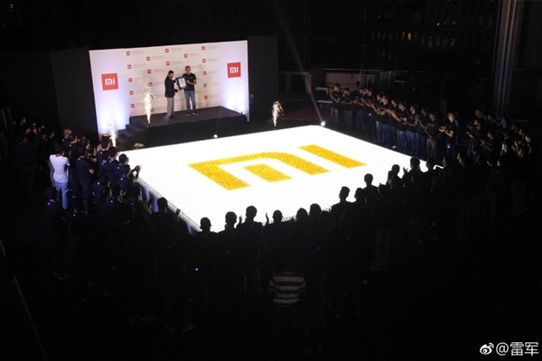 小米用9590个灯泡制作巨大Logo发光图：获吉尼斯世界纪录