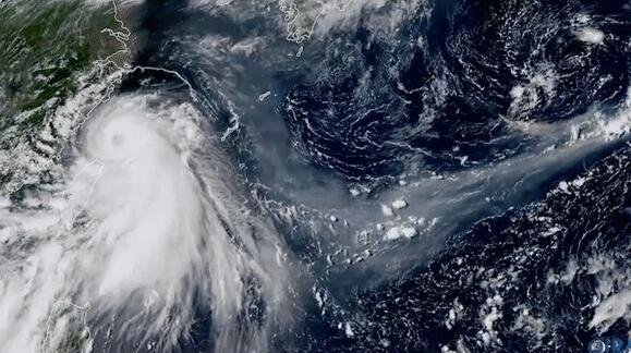卫星捕捉到台风旋转与火山喷发碰撞：画面罕见